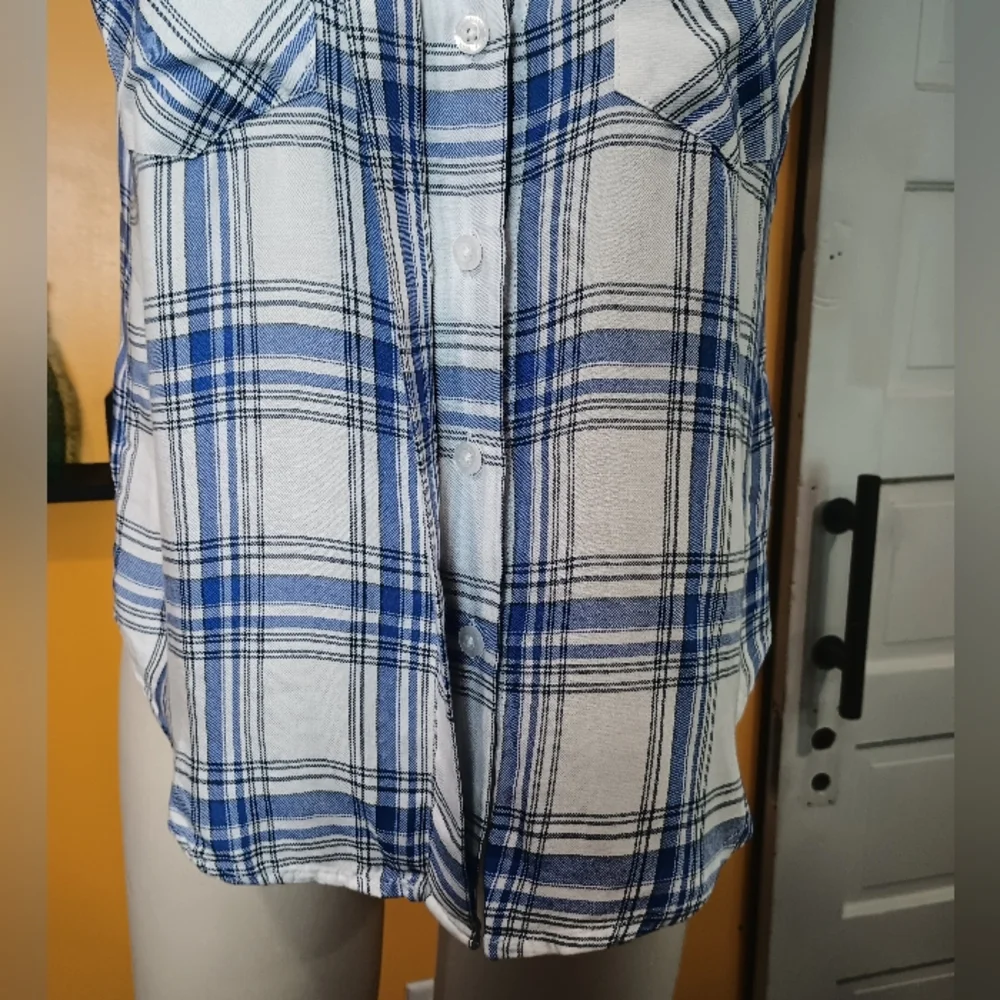 Max Jean's Blue and White Plaid Sleeveless Button Down Top Size M - Picture 7 of 11